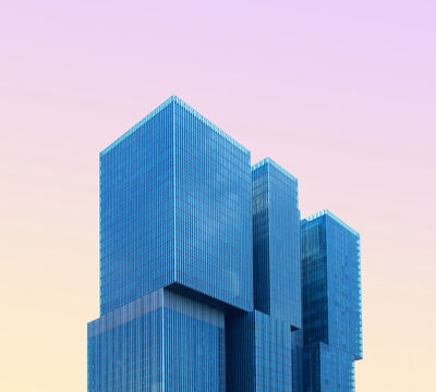 Moderne Architektur vor rosa Himmel