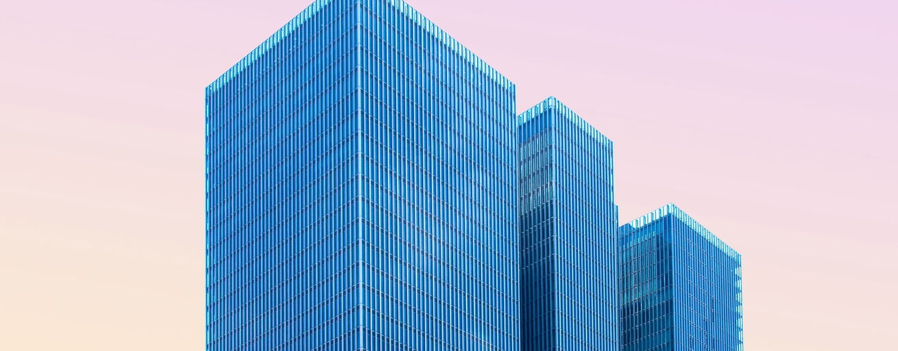 Moderne Architektur vor rosa Himmel