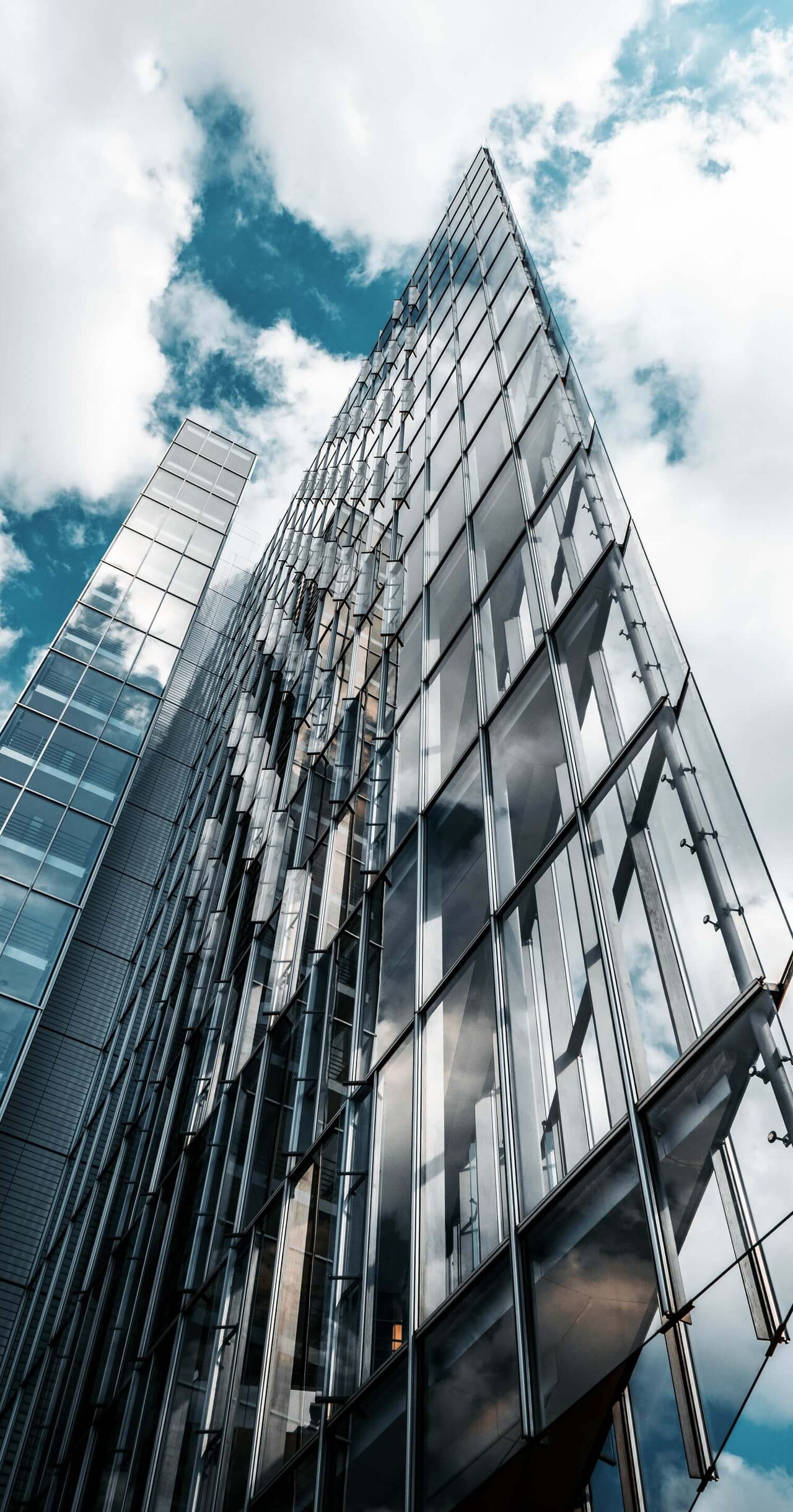 Modernes Bürogebäude aus spannender Perspektive