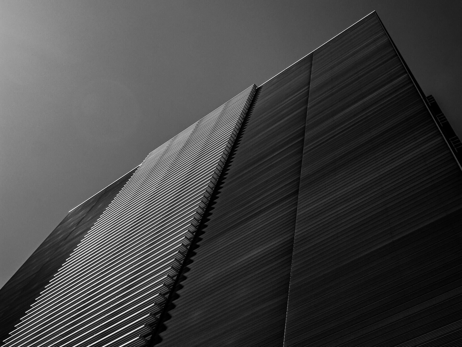 Moderne Architektur mit Farbverlauf im Himmel